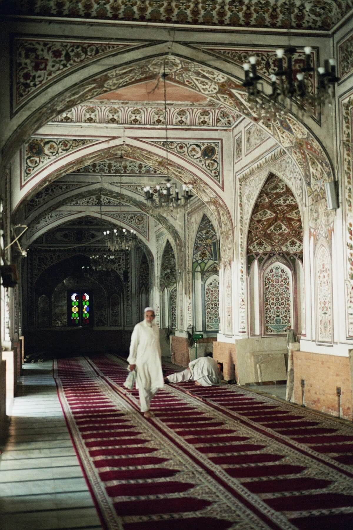 pakistan, chitral moskee interieur.jpg